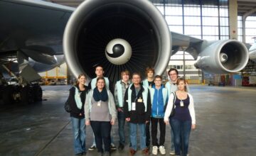 Jugendforum auf Besichtigungstour bei der Lufthansa auf dem Frankfurter Flughafen