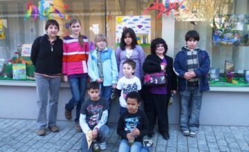 „Offener Kindertreff“ dekoriert Schaufenster der Stadtbücherei
