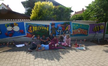 Stylisches Graffiti an Grundstücksmauer nahe des Spielplatzes in Sickenhofen