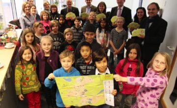 Grundschüler durften die 2. Auflage des Kinderstadtplans als allererstes in den Händen halten