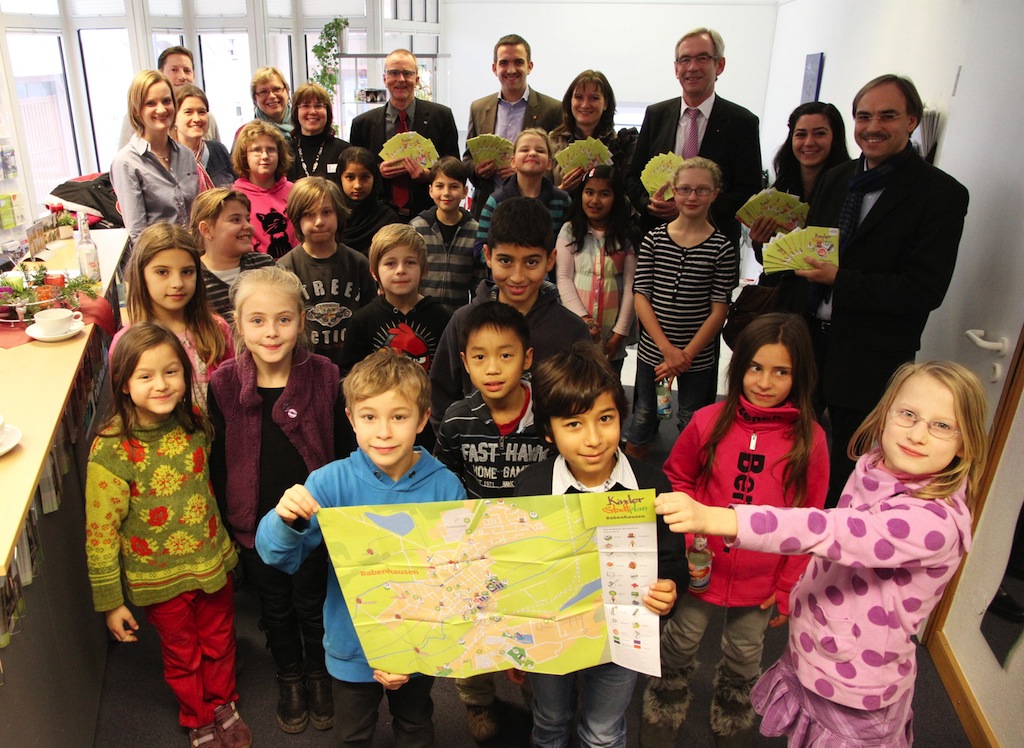 Grundschüler durften die 2. Auflage des Kinderstadtplans als allererstes in den Händen halten