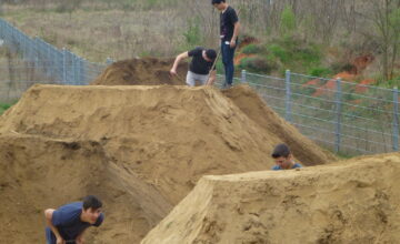 Einsatz für neuen Schwung – Jugendforum saniert den BMX-Parcours
