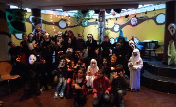 Vampire, lebende Skelette und andere Monster haben Spaß