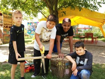 16 mutige Kinder unternehmen einen Ausflug zum Abenteuerspielplatz „Günthersburg“