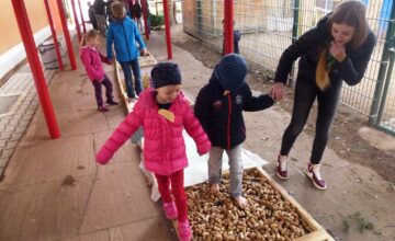 „Osterferien-Special“ der Kinder- und Jugendförderung:  Barfuß über Sand, Kies und Zweige