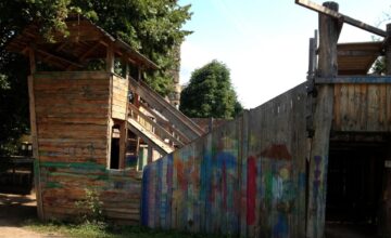 16 mutige Kinder unternehmen einen Ausflug zum Abenteuerspielplatz „Günthersburg“