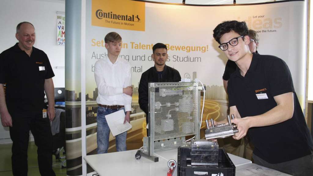 Jugendlicher an Continental Ausstellungsstand