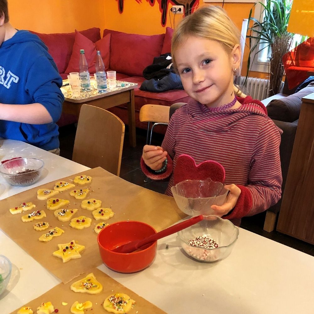 „In der Weihnachtsbäckerei gab`s so manche Leckerei“ Weihnachten steht vor der Tür – die Zeit der Liebe, der Besinnung und natürlich der duftenden Plätzchen Am vergangenen Samstag öffnete deshalb die [&hellip;]