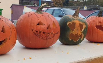 Kürbisfratzen zu Halloween