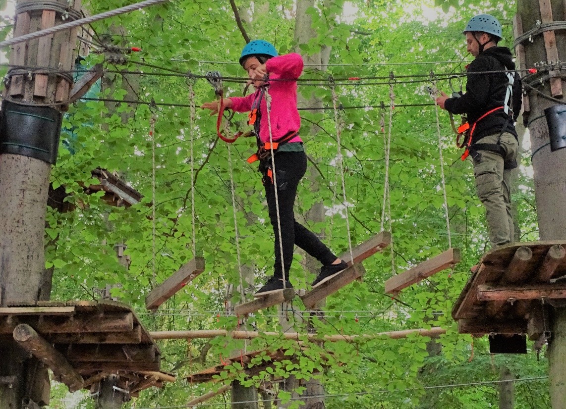 Gesichert mit Helm und Klettergurt geht es auf einer Fläche von 3 Hektar im schönen Leonhard-Eißnert-Park auf dem Bieberer Berg im Offenbacher „Fun Forest Abenteuerpark“ für die Teilnehmer*innen hoch hinaus. [&hellip;]