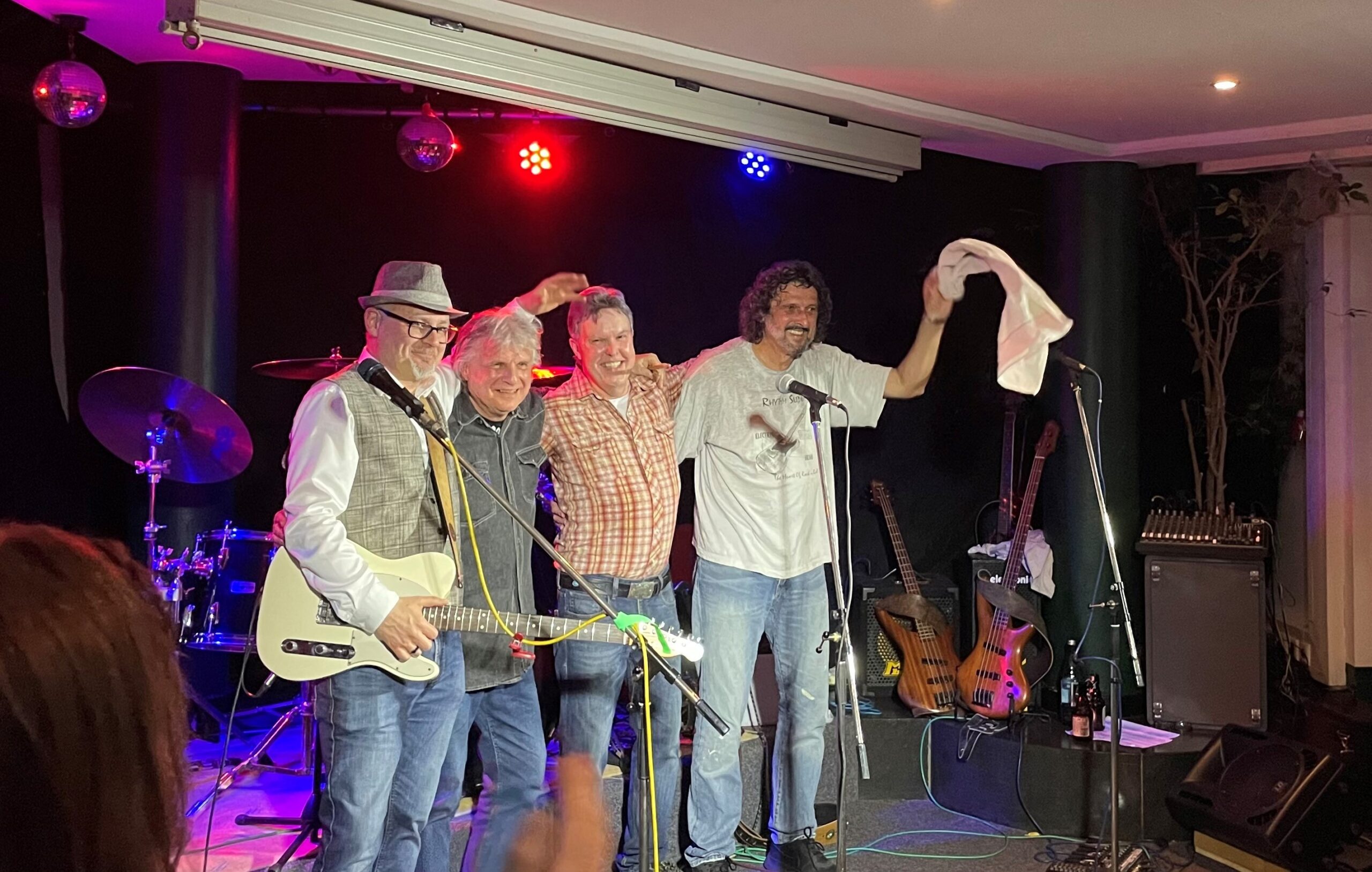 Vergangenen Samstag rockten die „Divin´ Trees“ um Uwe Heinold und Robert Schäfer die Bühne im Keller des Babenhäuser Jugendzentrums. Verstärkt wurden Schäfer und Heinold noch durch Schlagzeuger Charlie Baier, sodass [&hellip;]