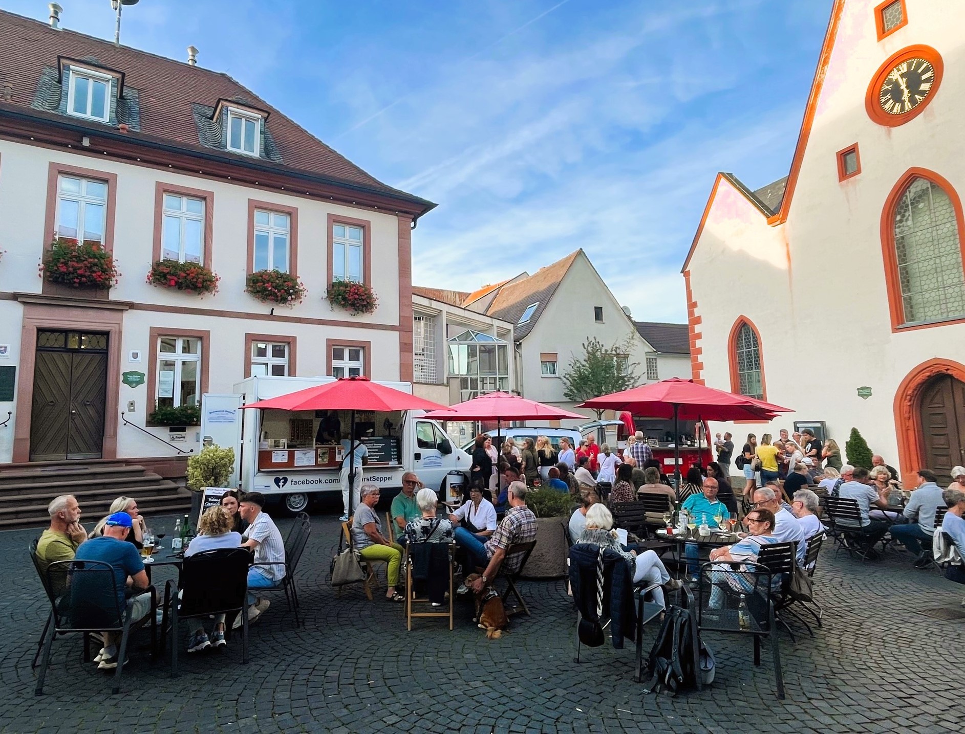 Am letzten Donnerstag fand bei herrlichem Spätsommerwetter das letzte Mal für dieses Jahr das „Weingärtchen auf dem Marktplatz“ unter dem Motto „Champagner mit Bratwurst und Musik“ vor dem Rathaus und [&hellip;]