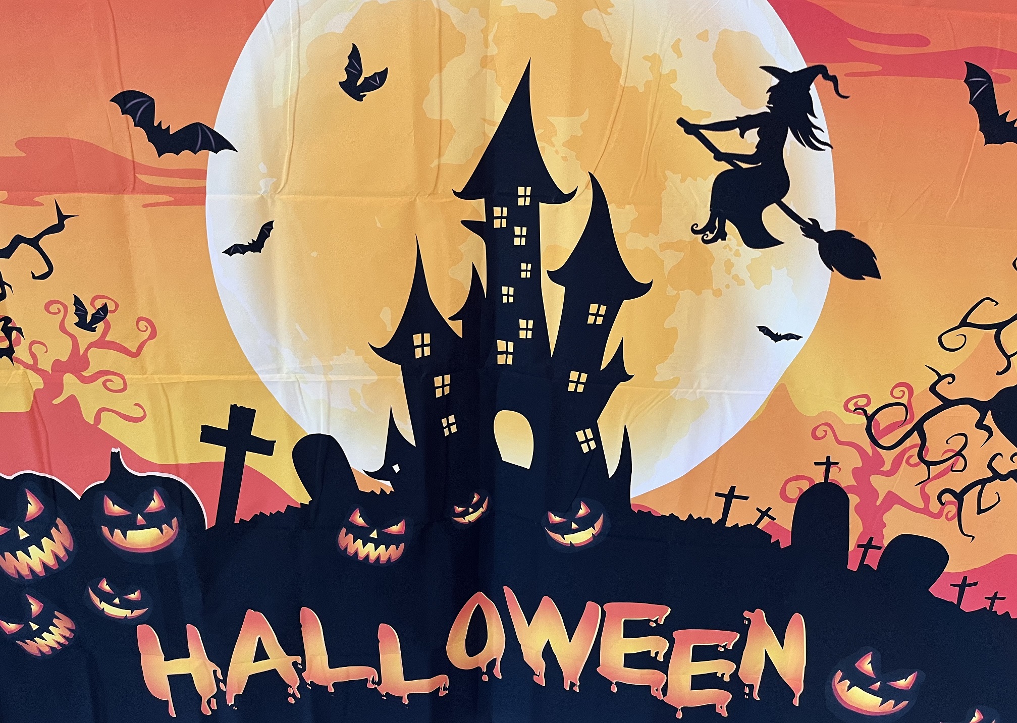 „Süßes oder Saures“ (in den USA ursprünglich „Trick or treats“) ist der Spruch, den die Kinder bei ihrem Treiben am Abend von Halloween rufen. Am 31. Oktober konnten sich unzählige [&hellip;]