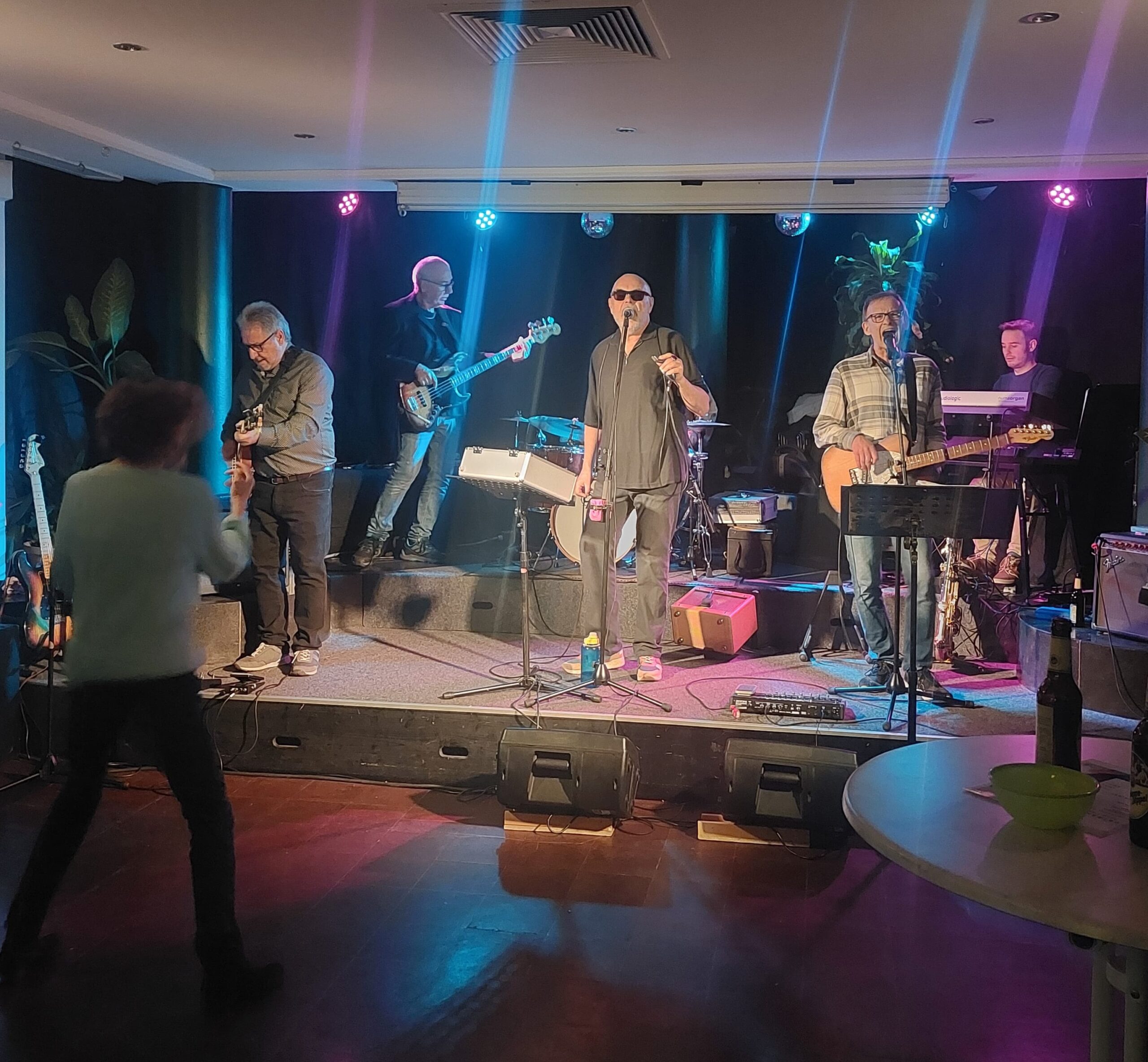 Vergangenen Samstag wurde das Babenhäuser JUZ wieder zur Konzertbühne. Die sechsköpfige Bluesband „Rooster Comb“ aus Alzenau brachte diesmal den Blues zum Kellerkonzert. Mit Klassikern der Blueslegende „Howling Wolf“, der „BluesBrothers“ [&hellip;]