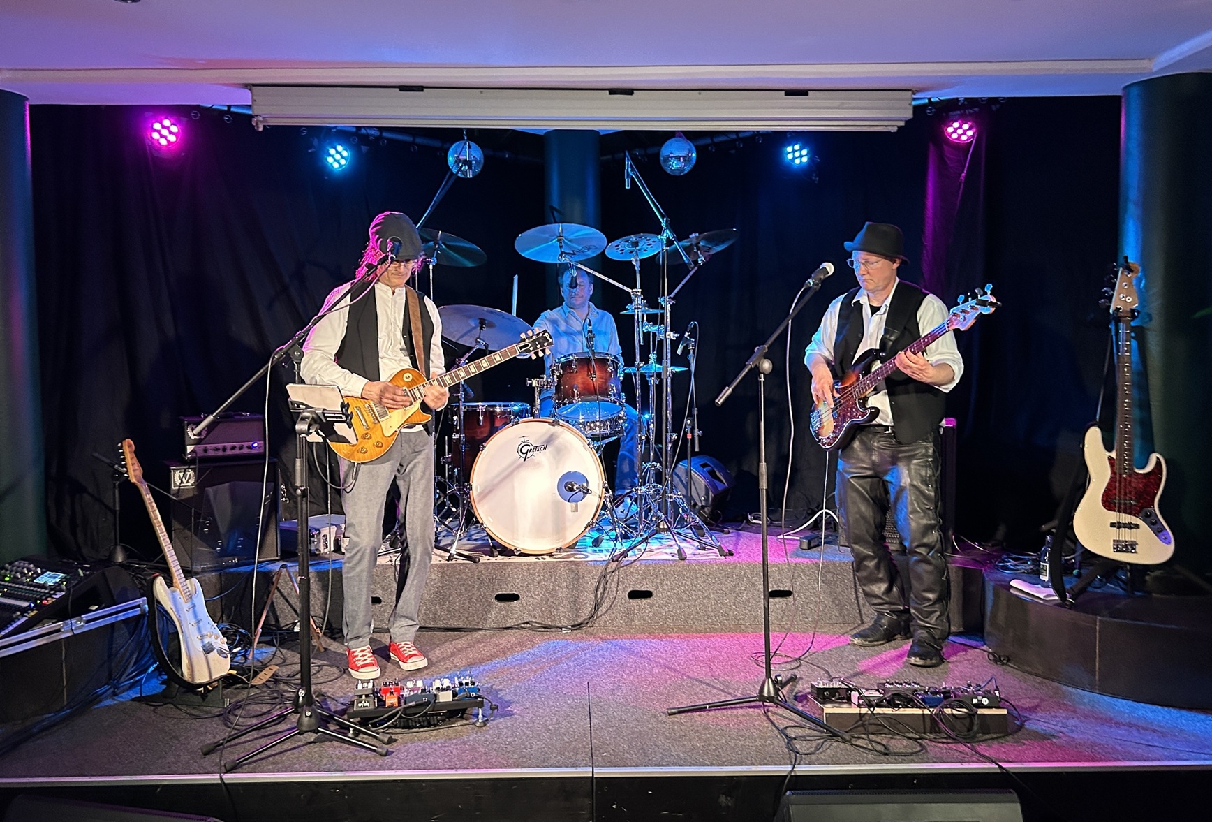 Neuinterpretationen und Eigenkompositionen aber auch bekannte Klassiker standen auf dem Programm des Powertrios „Bluestacks“, welches vor Kurzem die Kellerkonzert-Reihe 2026 im Babenhäuser Jugendcafé eröffnete. Die Band (Jan Masuhr aus Seligenstadt, [&hellip;]