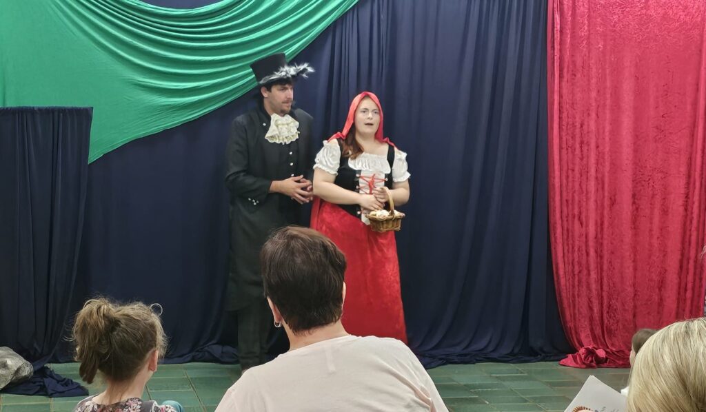 „Rotkäppchen“ auf der Märchensommer-Bühne in Sickenhofen