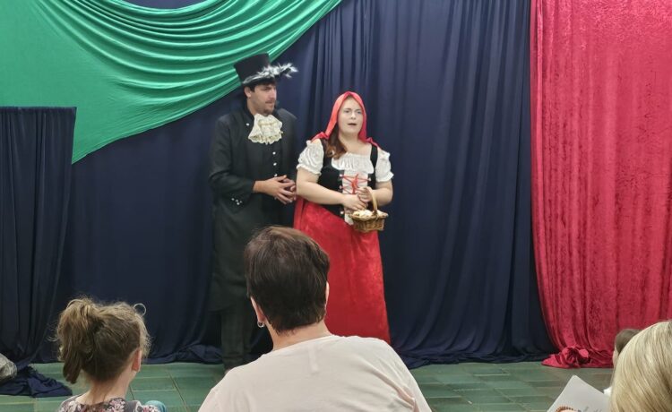„Rotkäppchen“ auf der Märchensommer-Bühne in Sickenhofen